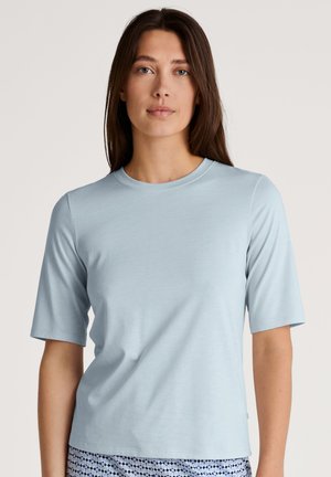 Lichtblauw t-shirt met korte mouwen en ronde hals, zachte textuur en ontspannen pasvorm; de stof lijkt zacht en licht rekbaar.