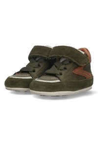 Groene suède peuterschoenen met bruine leren accenten; voorzien van klittenbandsluitingen en een vetersluiting; met gestructureerde zolen voor grip en stabiliteit.