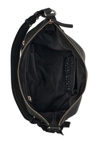 Borsa a tracolla in pelle nera con zip. L'interno è foderato in tessuto nero, con una piccola tasca con dettagli decorativi.