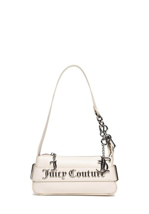 Piccola borsa beige con la scritta "Juicy Couture" in carattere gotico nero e una catena metallica con ciondoli sulla tracolla.