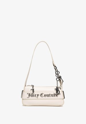 Petit sac à main beige avec « Juicy Couture » en police gothique noire et une chaîne métallique avec des breloques sur la sangle.