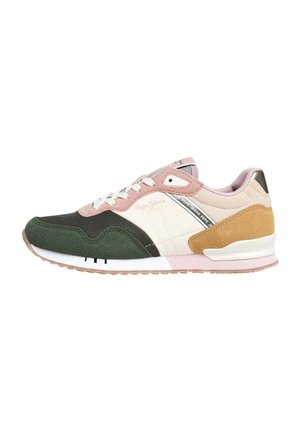 Baskets de sport présentant un mélange de tissus verts, roses et beiges, texture en cuir suédé, semelle intermédiaire blanche et accents dorés au niveau du talon.