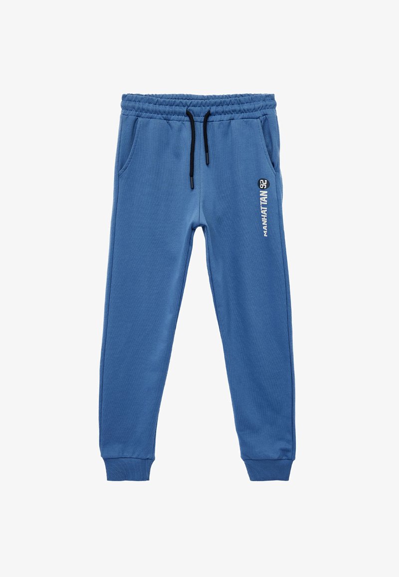 Blå sweatpants med elastisk talje, snor, sidelommer og et "MANHATTAN 92" printdetalje på venstre ben. Glat tekstur.