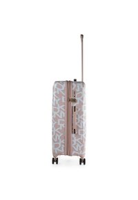 Maleta rígida de color rosa pálido con patrón geométrico blanco, doble cremallera y mango retráctil; cuenta con cuatro ruedas negras para mayor movilidad.