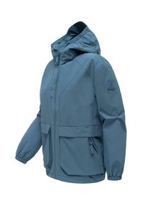 Niebieska kurtka outdoorowa z kapturem, z przednim zamkiem błyskawicznym, elastycznymi mankietami, dwoma dużymi przednimi kieszeniami z patkami oraz naszywką z logo na lewym rękawie.