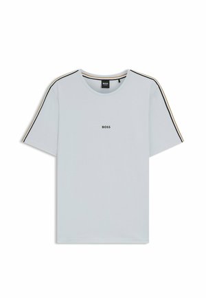 Vaaleanharmaa lyhythihainen T-paita, jossa on mustat ja kultaiset raidat harteilla sekä "BOSS"-logo keskellä rintaa.