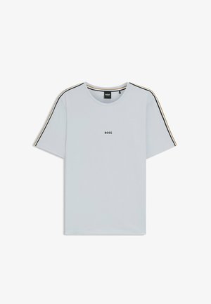 Vaaleanharmaa lyhythihainen T-paita, jossa on mustat ja kultaiset raidat harteilla sekä "BOSS"-logo keskellä rintaa.