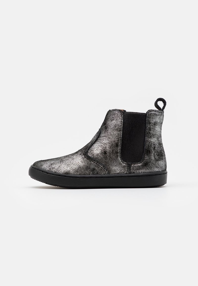 Botte Chelsea noire et grise tachetée avec panneau latéral élastique, semelle noire et languette sur fond blanc.