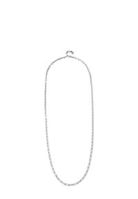 Collar de cadena de plata con eslabones ovalados alargados y un acabado texturizado, asegurado por un cierre simple en la parte posterior.