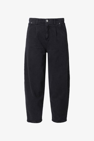 Zwarte broek met hoge taille, taps toelopende pijpen, plooien, knoop aan de voorkant, zijzakken en iets kortere lengte.