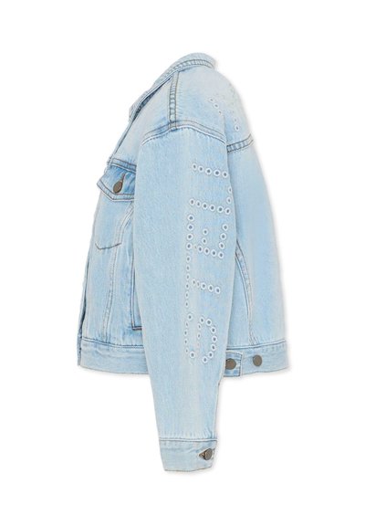 Veste en denim bleu clair avec des clous métalliques formant le mot "GUESS" sur toute la longueur de la manche droite, poche à rabat sur le devant et détails à boutons.