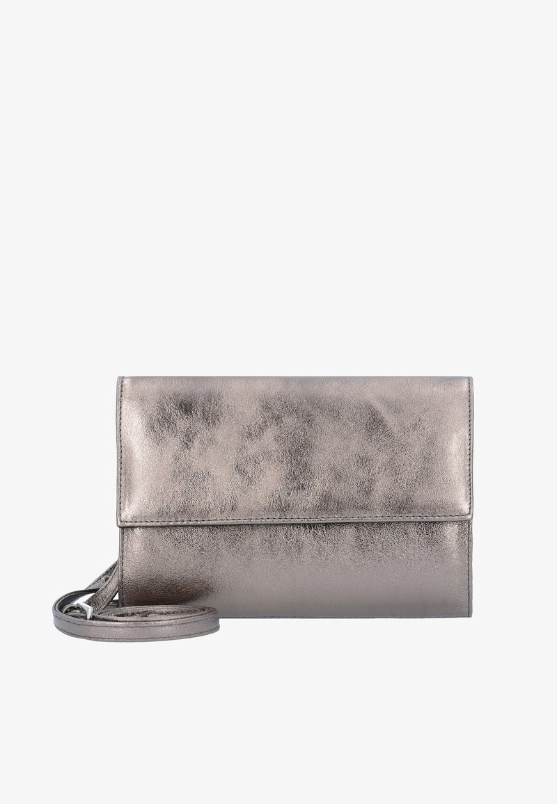 Pochette compacte en métal argenté avec fermeture à rabat et chaîne fine amovible, finition en cuir texturé.