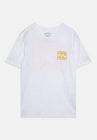 T-shirt en coton blanc à manches courtes, avec un logo de vague jaune à l'intérieur d'un carré orné sur la poitrine gauche.