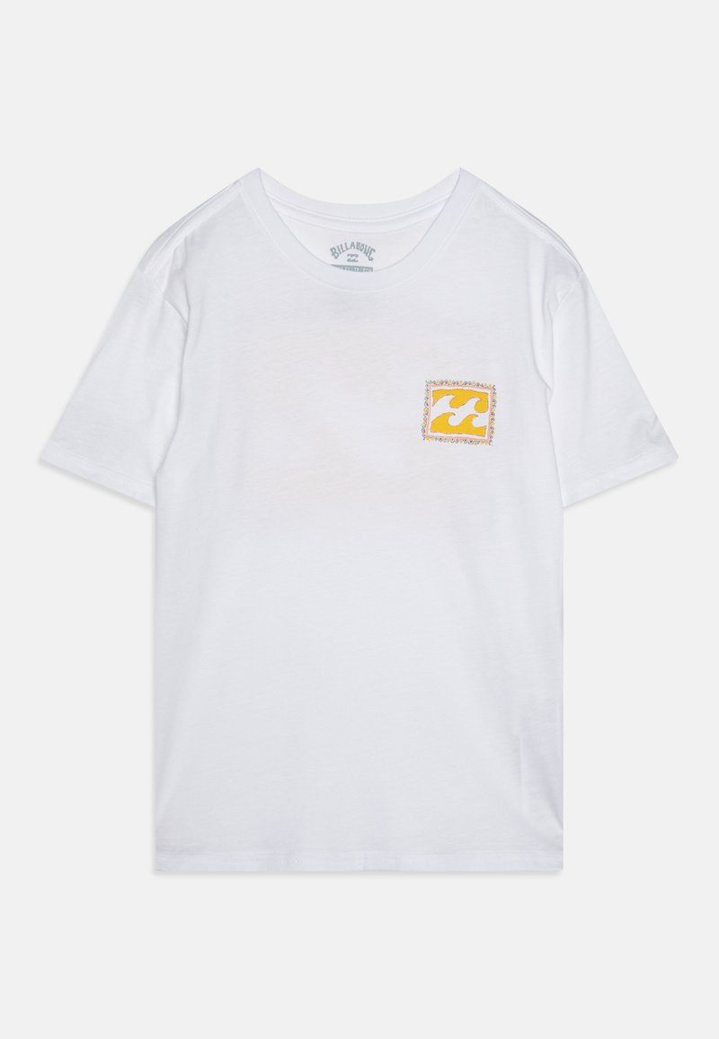 Weißes Baumwoll-T-Shirt mit kurzen Ärmeln, das ein gelbes Wellenlogo innerhalb eines quadratischen Rahmens auf der linken Brust zeigt.
