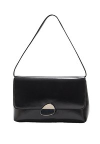 Sac à main en cuir noir avec une forme rectangulaire élégante, un rabat repliable avec un accent argenté et une seule bandoulière réglable.