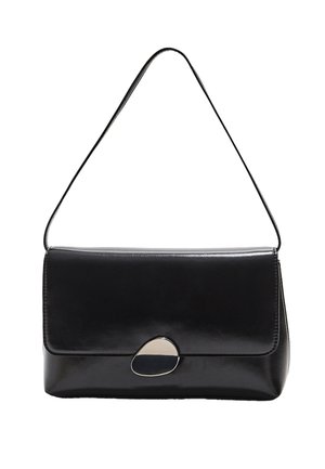 Schwarze Lederhandtasche mit einer eleganten rechteckigen Form, einem umschlagsartigen Deckel mit einem silbernen Akzent und einem einzelnen verstellbaren Schulterriemen.