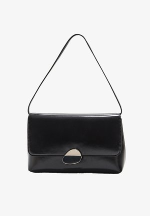 Črna usnjena torbica z elegantno pravokotno obliko, preklopnim pokrovom s srebrnim akcentom in enim nastavljivim naramnim trakom.