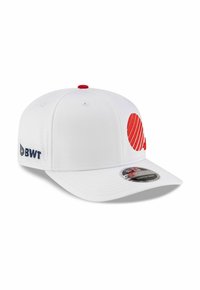 Weißes Baseballcap mit rotem, rundem Logo und roten Akzenten. Es hat einen flachen Schirm und atmungsaktive Lüftungslöcher. Auf der Seite ist "BWT" gestickt.