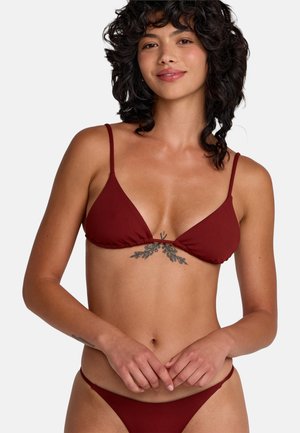 Bikini bordeaux côtelé avec un haut triangulaire à fines bretelles et un bas assorti taille basse. Texture lisse, design minimaliste.