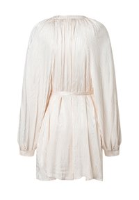 Hellbeige langärmliges Kleid aus strukturiertem Stoff, mit einem gerafften Ausschnitt und einem verstellbaren Taillengürtel, in einer lockeren, fließenden Silhouette.