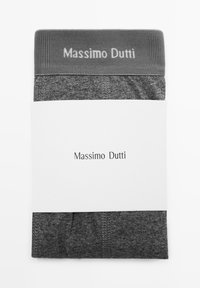 Grå strumpor med en ribbad mörkgrå remsa märkt "Massimo Dutti." Förpackade med ett vitt ärm med samma varumärkesnamn.