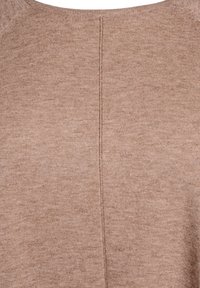 Bruine gebreide trui met een zachte textuur, met een eenvoudige ronde hals en een middennaaddetail op de rug. Geen extra patronen of accenten.