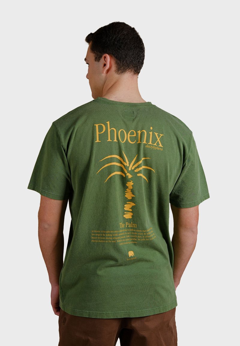 Zelené tričko s krátkým rukávem se žlutou grafikou palmy a textem na zadní straně, s volným střihem a měkkou texturou.