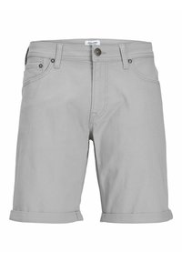 Pantalones cortos de mezclilla gris claro con dobladillos enrollados, cierre de botón y bolsillos delanteros. Textura suave con detalles de costura tenue.