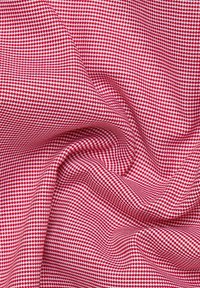 Rood en wit geruit stof, met een gestructureerd patroon en een zachte, gekreukelde uitstraling. Lichtgewicht en geschikt voor verschillende textieltoepassingen.
