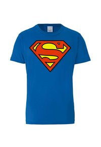 Blaues Baumwoll-T-Shirt mit einem großen, roten und gelben Superman-Logo, das zentral auf der Vorderseite mit einer klassischen Diamantform platziert ist.