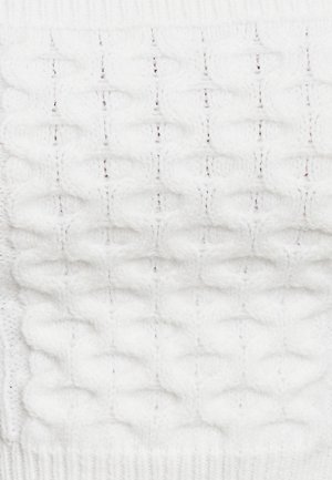 Balts teksturēts auduma džemperis ar izcelto rombu rakstu un ribotu apakšmalu. Materiāls šķiet mīksts un pūkains.