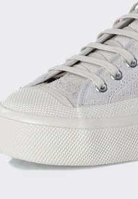 Sneaker in suede grigio con suola in gomma testurizzata, dotato di lacci rotondi e occhielli in metallo. Design low-top con punta arrotondata.