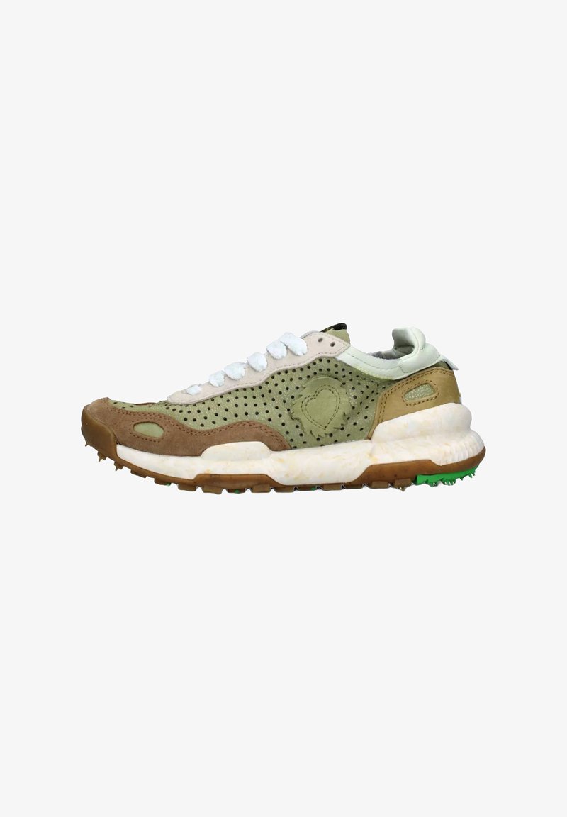 Sneaker caratterizzata da una combinazione di rete perforata verde e suede marrone, lacci bianchi, suola intermedia ammortizzata e suola in gomma testurizzata con accenti verdi.