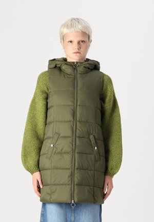 Gilet rembourré en vert olive mat, avec une capuche, des manches en tricot texturé vert, deux poches avant et une fermeture éclair.