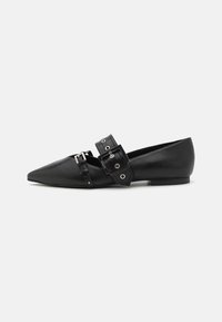 Bărcile negre din piele cu vârf ascuțit, dotate cu două curele reglabile cu accesorii din argint și ochiuri pentru detaliu, finisaj mat.
