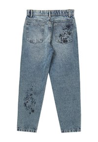 Jeans in denim blu chiaro con una vestibilità rilassata, dotati di due tasche posteriori e dettagli di spruzzi di vernice nera sulle gambe inferiori.