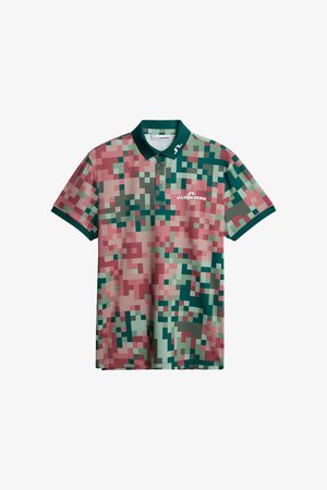 Polo à manches courtes avec col vert et motif géométrique pixélisé rose, vert et beige, arborant un logo J.Lindeberg sur la poitrine.