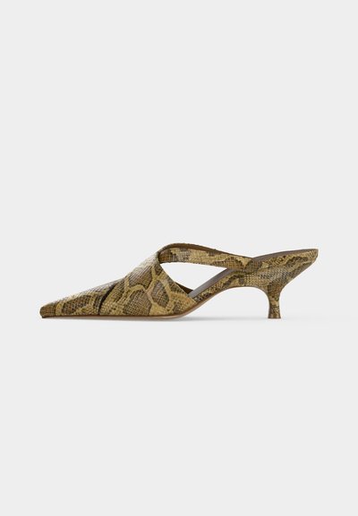 Pointed-toe mule shoe with low kitten heel, featuring brown and beige snake print leather and an open side strap design.
