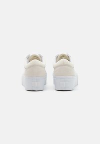 Vans OLD SKOOL STACKFORM - Matalavartiset tennarit - marshmallow