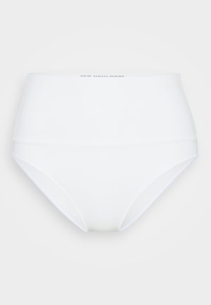 Valged kõrge talje ilma õmblusteta aluspüksid sileda kangaga ja elastse vöökohtaga üheltaustal heleda taustaga.