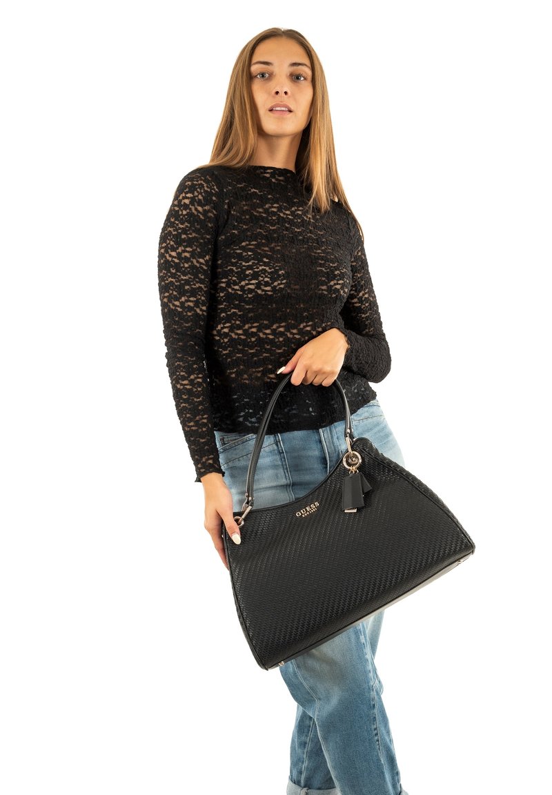 Borsa a mano sintetica nera con superficie testurizzata, forma curva e un pendaglio staccabile. Presenta una maniglia superiore per il trasporto.