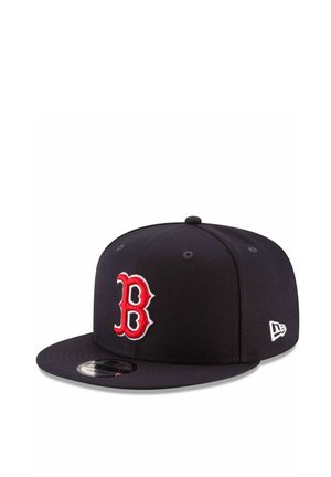 Dunkelblaue Baseballkappe mit einem roten und weißen "B"-Logo vorne und einem weißen New Era-Logo an der Seite, flaches Schirm-Design.