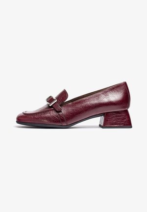 Chaussures basses en cuir bordeaux avec un bout carré, une sangle décorative et un détail de boucle. Fini texturé et design à talon bloc.