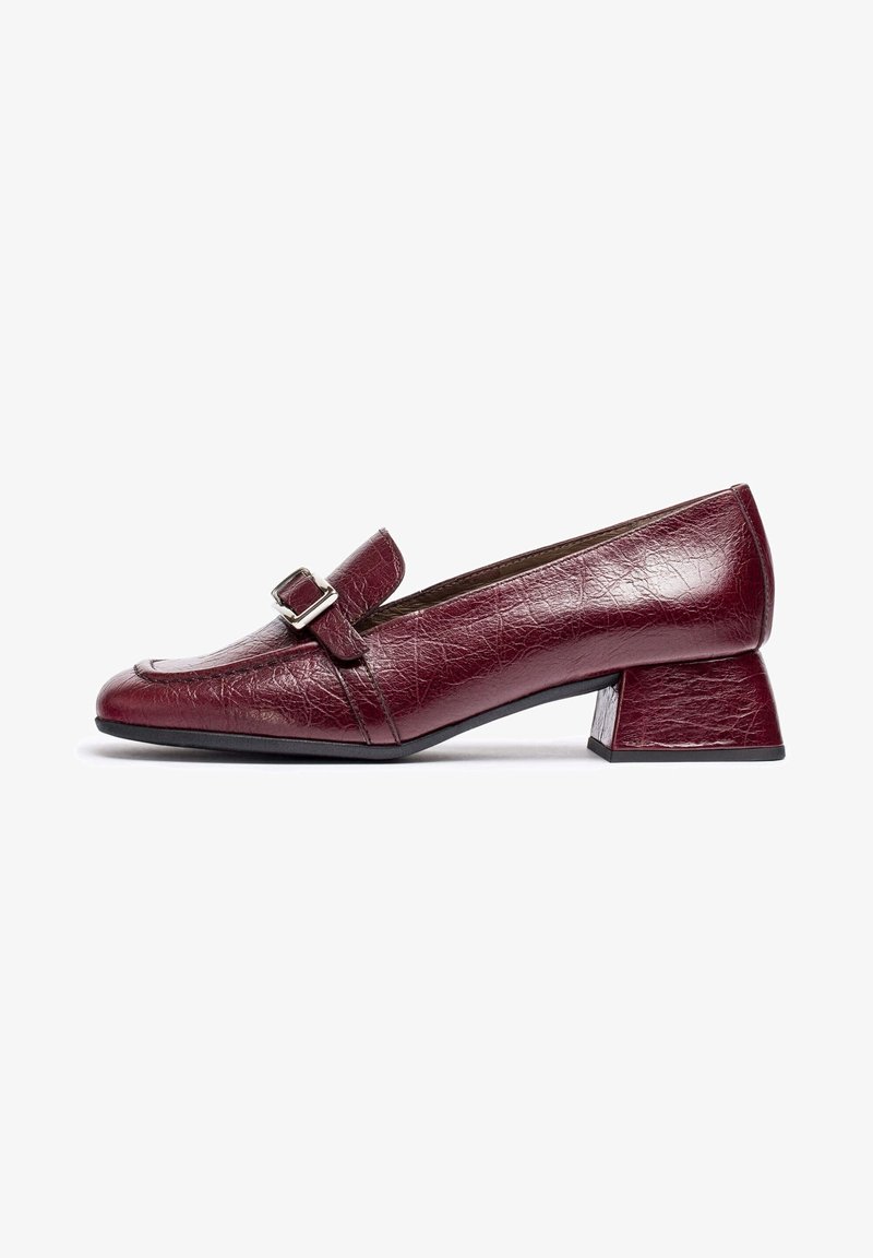 Chaussures basses en cuir bordeaux avec un bout carré, une sangle décorative et un détail de boucle. Fini texturé et design à talon bloc.