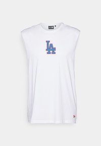 Bílý bezrukávový bavlněný tričko s vyšívaným modro-červeným logem "LA" na hrudi a malým červeným akcentem na lemu.