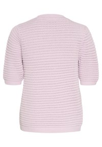 Lyse lilla strikket sweater med korte ærmer, der har et tekstureret mønster af vekslende rækker med åbne og solide masker.