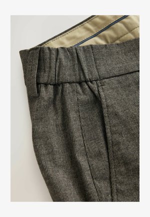 Grå teksturerede bukser med plissert liv og kontrasterende indvendig for. Har subtile mønstre og et skræddersyet design.