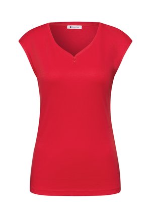 Červený top s krátkými rukávy, výstřihem do V a dvěma malými knoflíky vpředu, vyrobený z hladké látky, zobrazený na bílém pozadí.