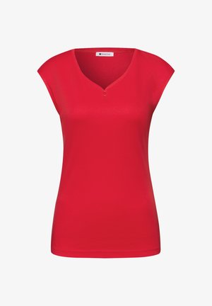 Červený top s krátkými rukávy, výstřihem do V a dvěma malými knoflíky vpředu, vyrobený z hladké látky, zobrazený na bílém pozadí.
