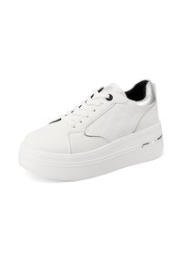 Sneakers platform bianchi con tomaia in pelle texture, lacci neri e dettagli argentati sul tallone e sui lati per un contrasto aggiuntivo.